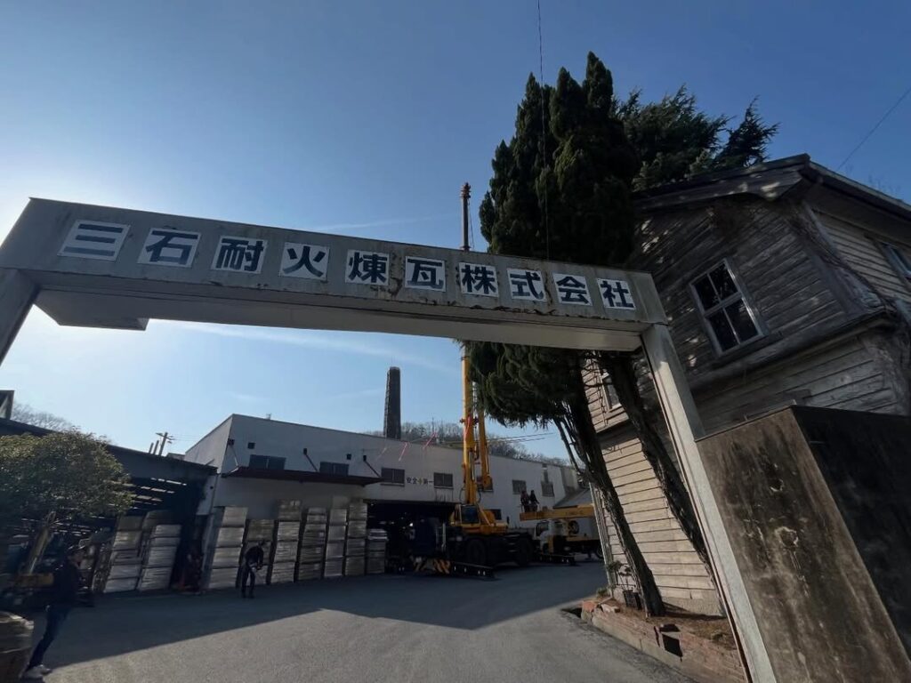 長年見守り続けた高木ヒマラヤスギの伐採